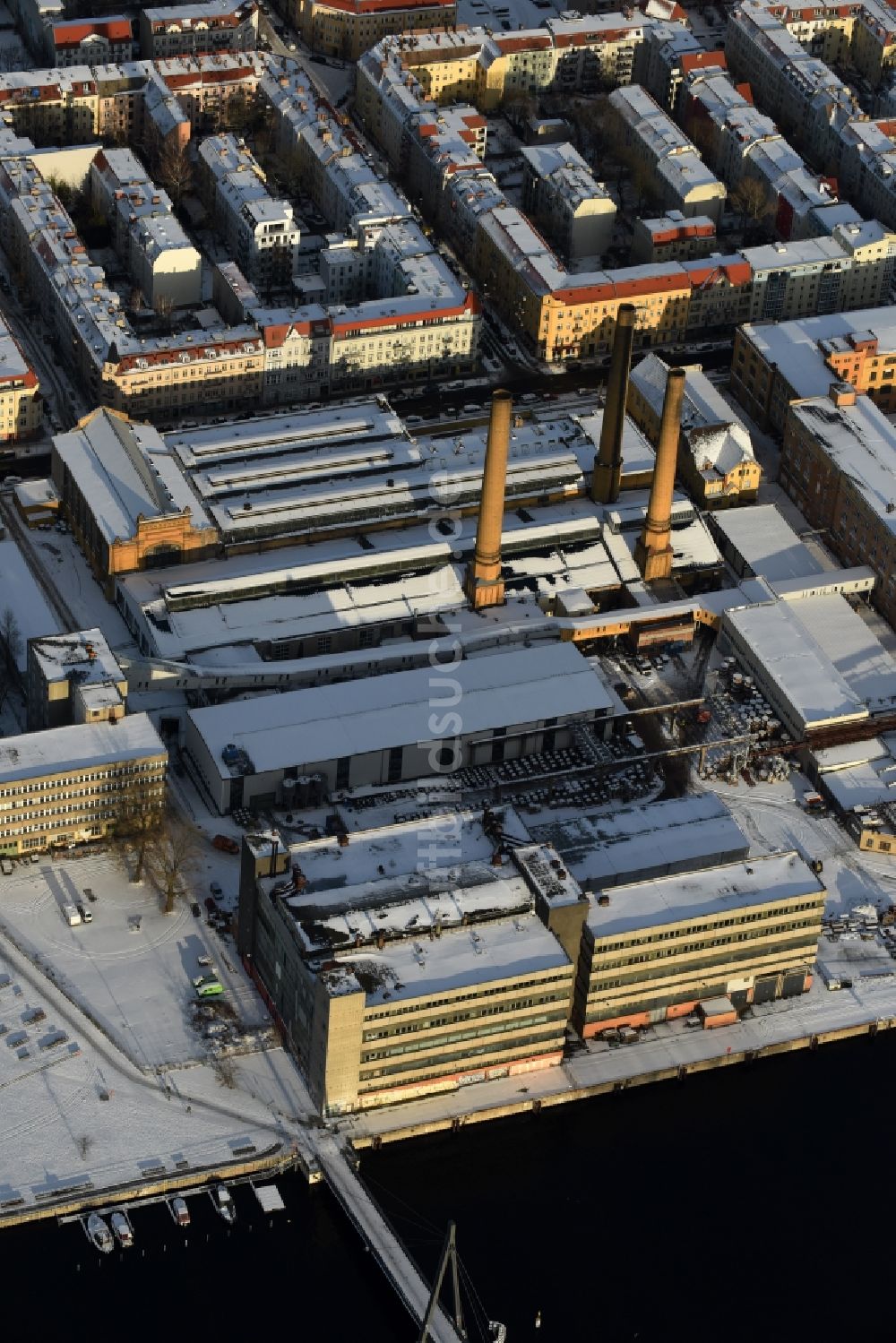 Berlin von oben - Winterluftbild Entwicklungsgebiet der Industriebrache am Gelände des früheren Kabelwerkes Oberspree (KWO). Die alten Fabrikhallen im ehemaligen Industriegürtel zwischen Spree und Wilhelminenhofstraße gehören zum Wirtschafts- und Kreativstandort Schöneweid