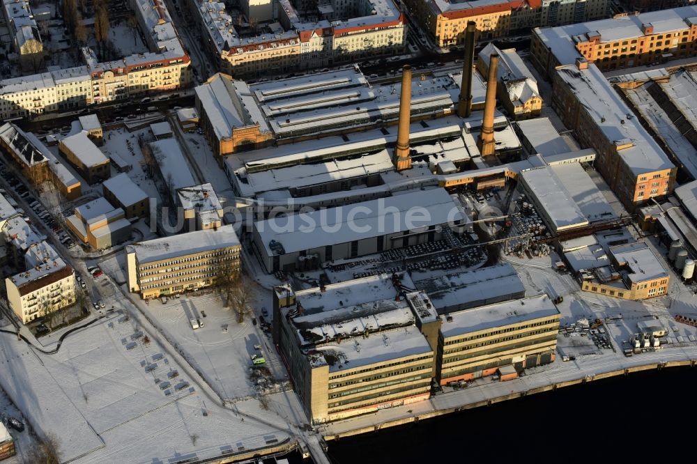 Berlin aus der Vogelperspektive: Winterluftbild Entwicklungsgebiet der Industriebrache am Gelände des früheren Kabelwerkes Oberspree (KWO). Die alten Fabrikhallen im ehemaligen Industriegürtel zwischen Spree und Wilhelminenhofstraße gehören zum Wirtschafts- und Kreativstandort Schöneweid