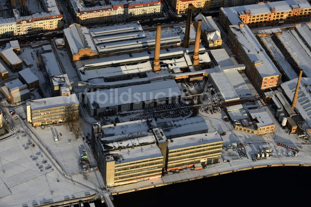 Luftbild Berlin - Winterluftbild Entwicklungsgebiet der Industriebrache am Gelände des früheren Kabelwerkes Oberspree (KWO). Die alten Fabrikhallen im ehemaligen Industriegürtel zwischen Spree und Wilhelminenhofstraße gehören zum Wirtschafts- und Kreativstandort Schöneweid