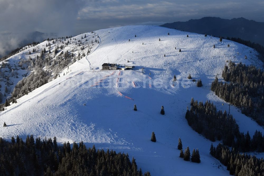 Kleines Wiesental aus der Vogelperspektive: Winterluftbild. Erster Schnee in der Berglandschaft im Schwarzwald auf dem Gipfel des Belchen beim Belchenhaus in Kleines Wiesental im Bundesland Baden-Württemberg, Deutschland