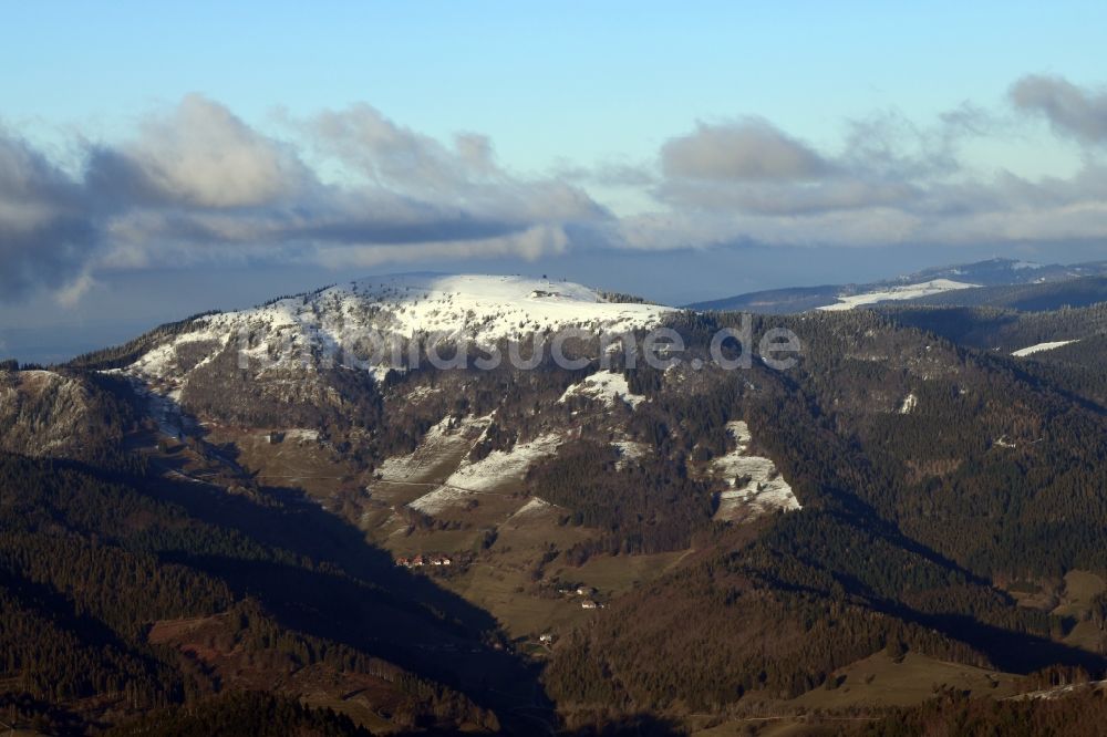 Luftbild Kleines Wiesental - Winterluftbild. Erster Schnee in der Wald und Berglandschaft im Schwarzwald auf dem Gipfel des Belchen in Kleines Wiesental im Bundesland Baden-Württemberg, Deutschland