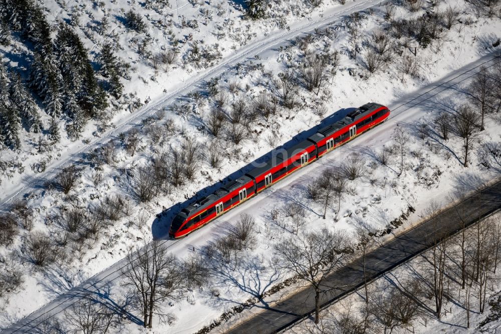 Silbach von oben - Winterluftbild Fahrt eines Regional Express - Zuges auf der Gleis- Strecke in Silbach im Bundesland Nordrhein-Westfalen, Deutschland