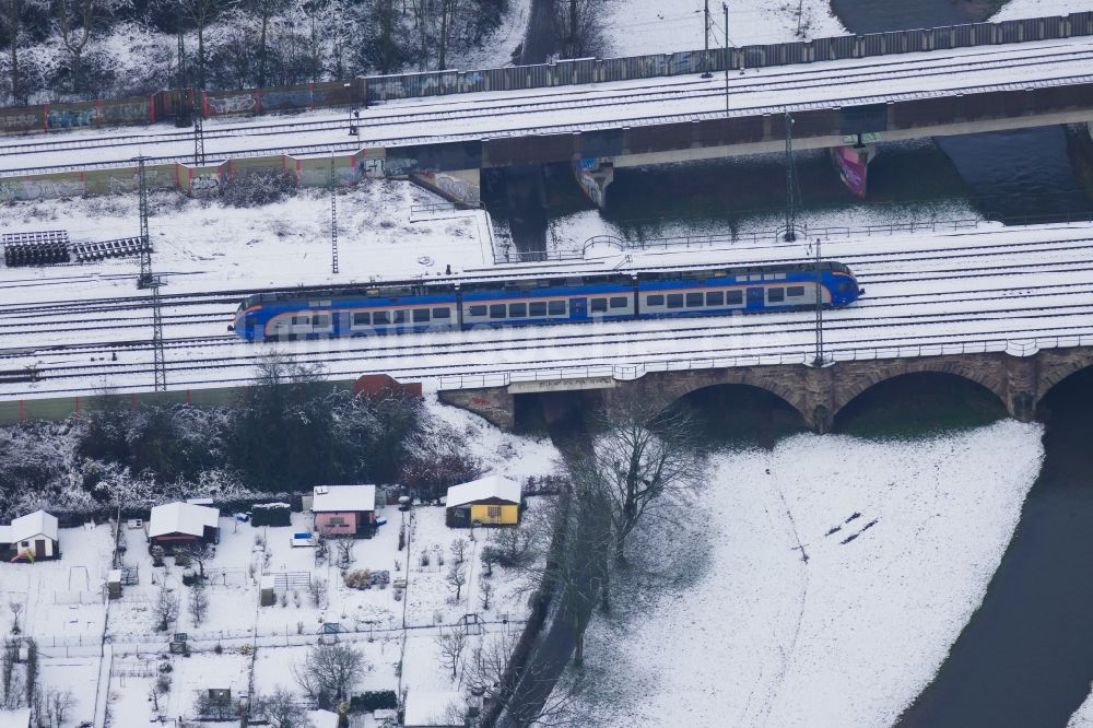 Luftaufnahme Göttingen - Winterluftbild Fahrt eines Zuges auf der Gleis- Strecke Kassel-Göttingen in Göttingen im Bundesland Niedersachsen, Deutschland