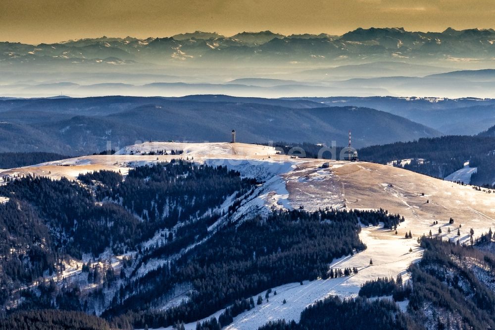 Feldberg (Schwarzwald) von oben - Winterluftbild am Feldberg (Schwarzwald) im Bundesland Baden-Württemberg, Deutschland