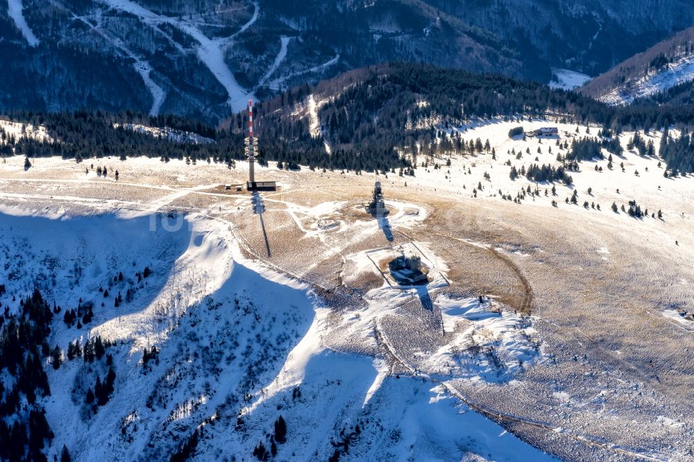 Feldberg (Schwarzwald) aus der Vogelperspektive: Winterluftbild am Feldberg (Schwarzwald) im Bundesland Baden-Württemberg, Deutschland