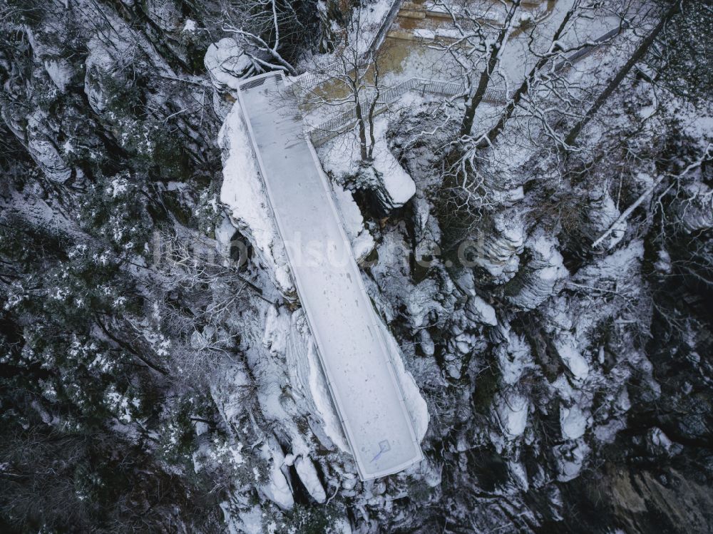 Lohmen von oben - Winterluftbild Felsen- und Berglandschaft mit der Basteiaussicht - Plattform in Lohmen im Bundesland Sachsen, Deutschland