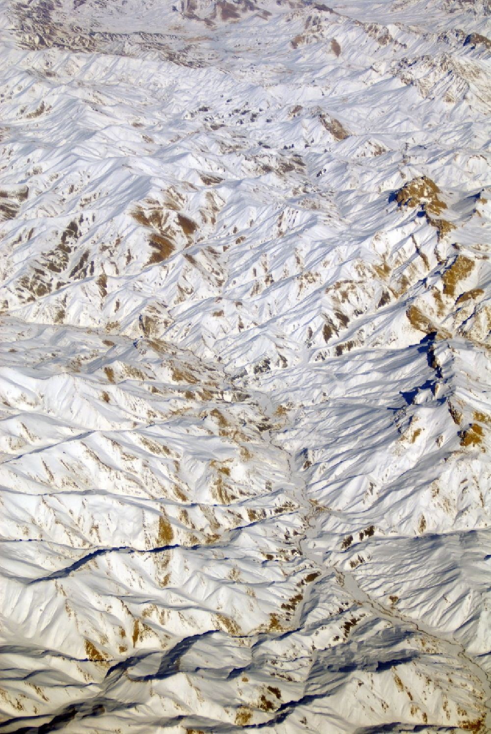 Kandahar aus der Vogelperspektive: Winterluftbild Felsen- und Berglandschaft Hindukusch in Kandahar in Afghanistan