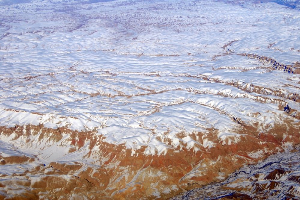 Kandahar aus der Vogelperspektive: Winterluftbild Felsen- und Berglandschaft Hindukusch in Kandahar in Afghanistan