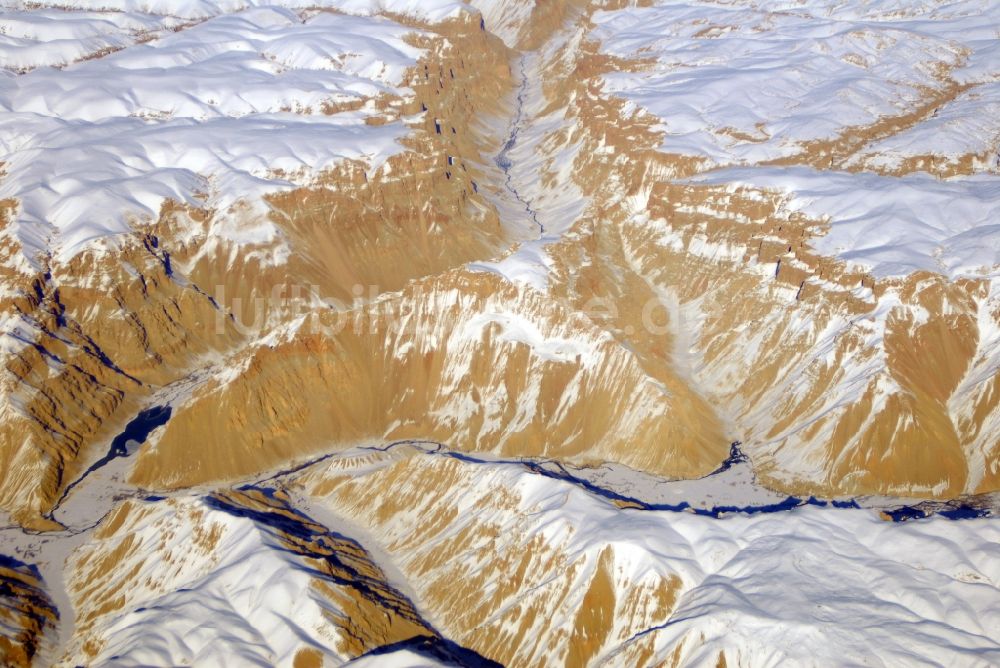 Kandahar aus der Vogelperspektive: Winterluftbild Felsen- und Berglandschaft Hindukusch in Kandahar in Afghanistan