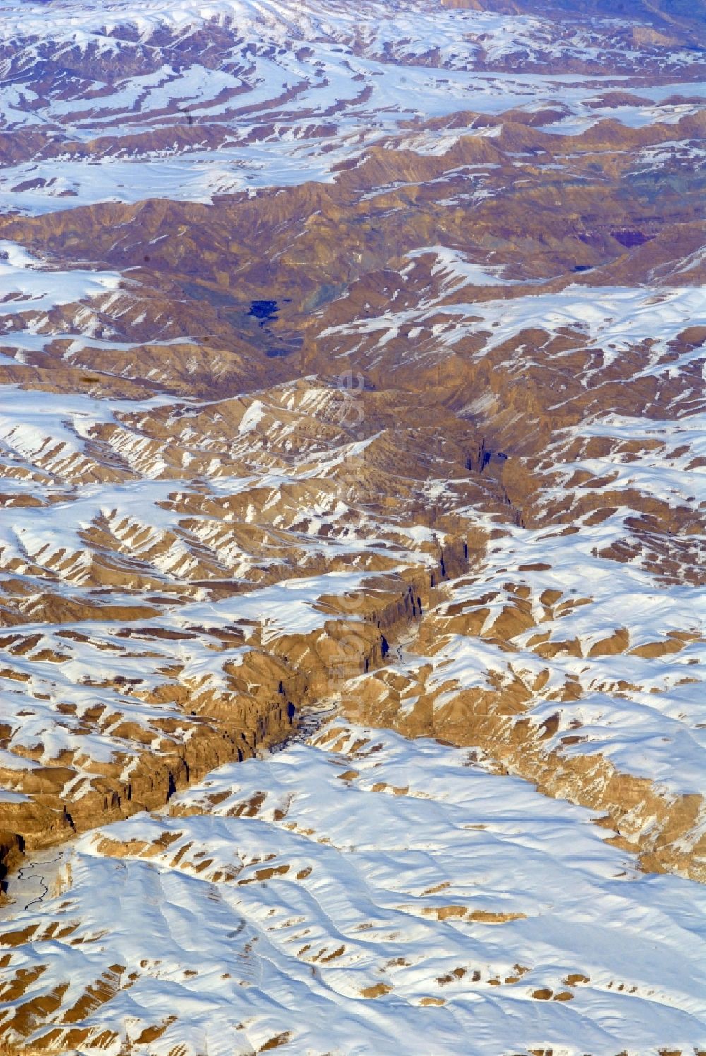 Kandahar aus der Vogelperspektive: Winterluftbild Felsen- und Berglandschaft Hindukusch in Kandahar in Afghanistan