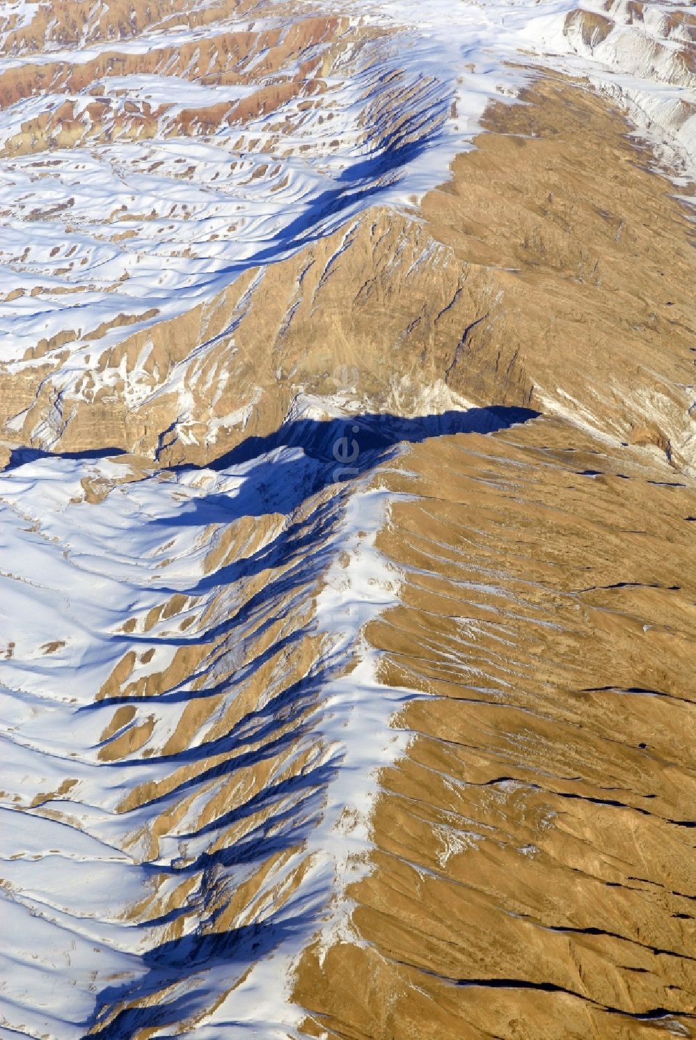 Kandahar aus der Vogelperspektive: Winterluftbild Felsen- und Berglandschaft Hindukusch in Kandahar in Afghanistan