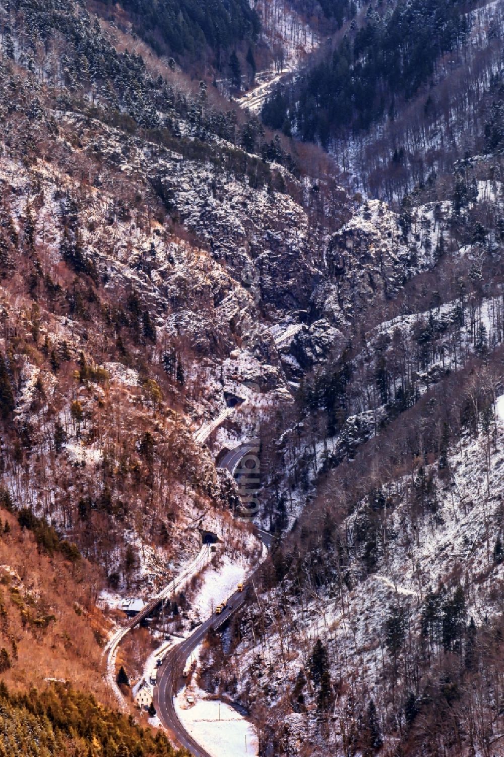 Luftbild Buchenbach - Winterluftbild Felsen- und Berglandschaft Hirschsprung an der B31 in Buchenbach im Bundesland Baden-Württemberg, Deutschland