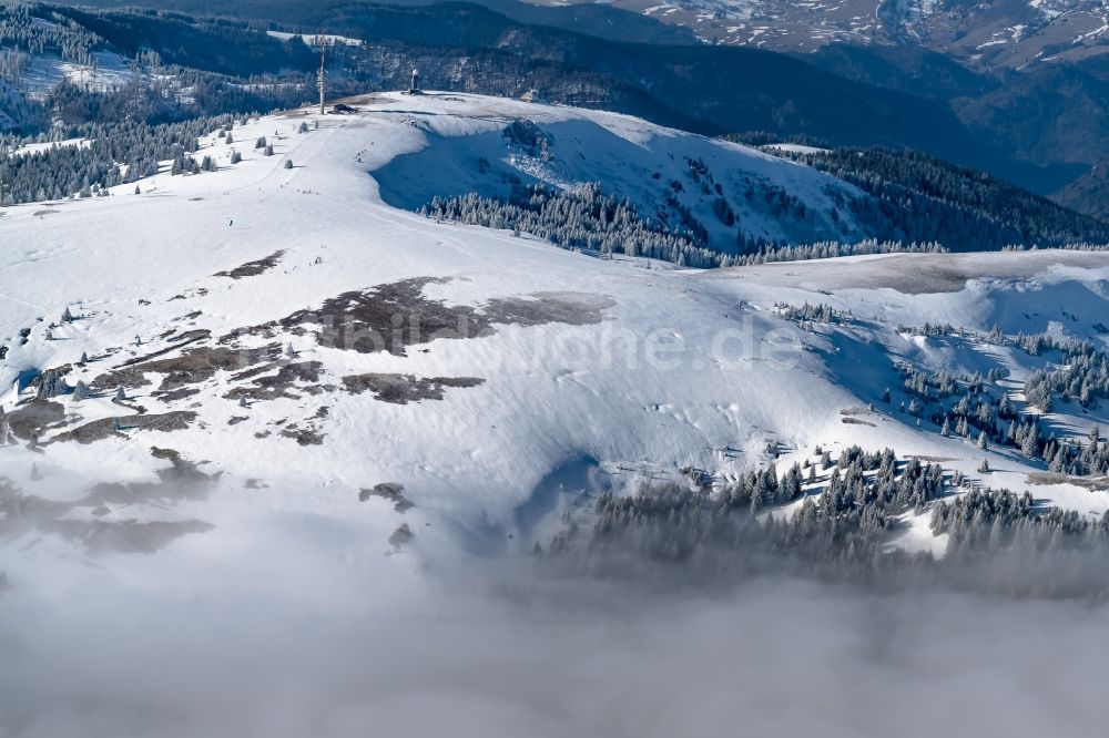 Feldberg (Schwarzwald) von oben - Winterluftbild Felsen- und Berglandschaft und Liftanlagen im Skigebiet in Feldberg (Schwarzwald) im Bundesland Baden-Württemberg, Deutschland