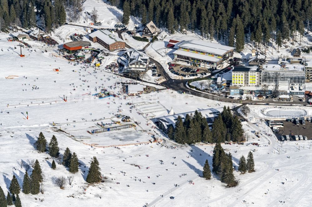 Feldberg (Schwarzwald) von oben - Winterluftbild Ferien Ski Gebiet am Feldberg (Schwarzwald) im Bundesland Baden-Württemberg, Deutschland