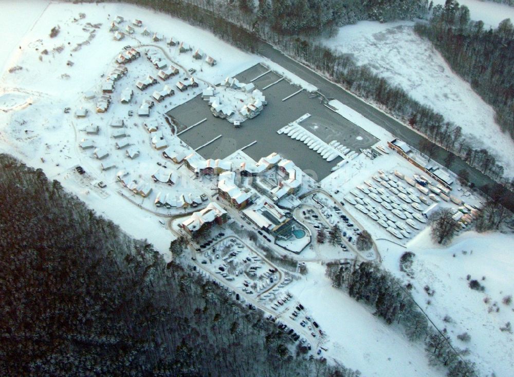 Kleinzerlang von oben - Winterluftbild Ferienhaus Anlage Marina Wolfsbruch in Kleinzerlang im Bundesland Brandenburg, Deutschland