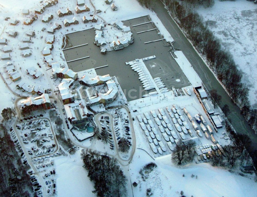 Kleinzerlang aus der Vogelperspektive: Winterluftbild Ferienhaus Anlage Marina Wolfsbruch in Kleinzerlang im Bundesland Brandenburg, Deutschland