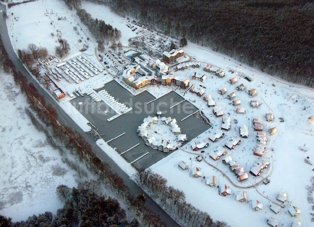 Luftaufnahme Kleinzerlang - Winterluftbild Ferienhaus Anlage Marina Wolfsbruch in Kleinzerlang im Bundesland Brandenburg, Deutschland