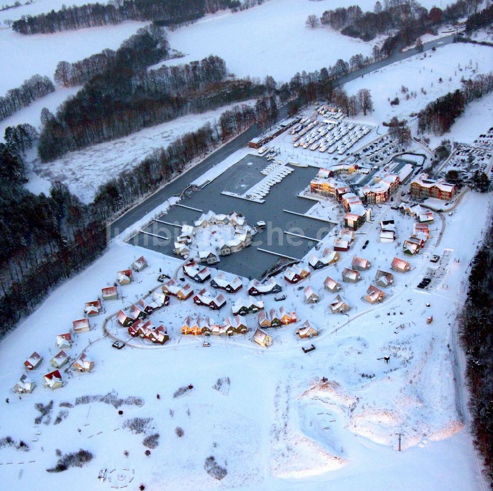 Kleinzerlang aus der Vogelperspektive: Winterluftbild Ferienhaus Anlage Marina Wolfsbruch in Kleinzerlang im Bundesland Brandenburg, Deutschland