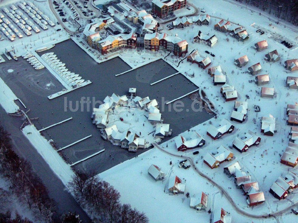 Kleinzerlang von oben - Winterluftbild Ferienhaus Anlage Marina Wolfsbruch in Kleinzerlang im Bundesland Brandenburg, Deutschland