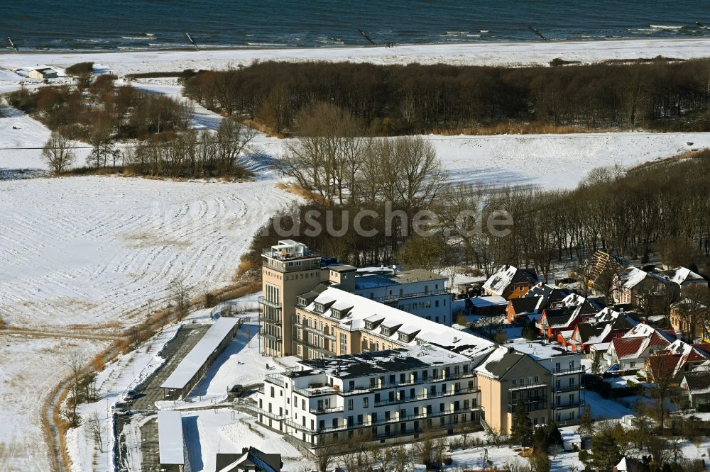 Luftbild Wustrow - Winterluftbild Ferienwohnungsanlage ZWEI WASSER - ALTE SEEFAHRTSCHULE in Wustrow im Bundesland Mecklenburg-Vorpommern, Deutschland