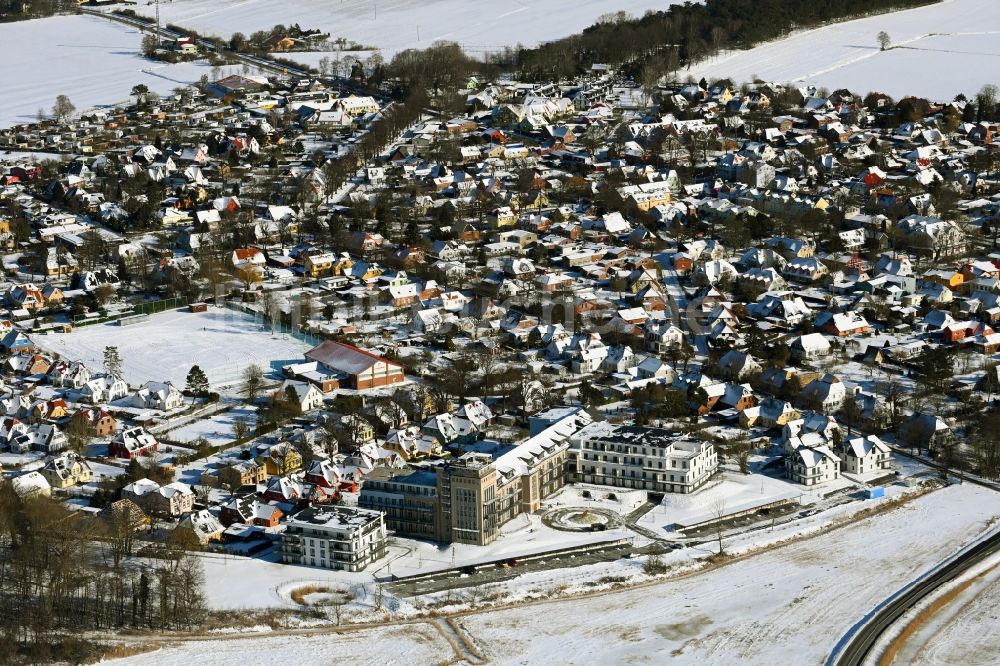 Wustrow von oben - Winterluftbild Ferienwohnungsanlage ZWEI WASSER - ALTE SEEFAHRTSCHULE in Wustrow im Bundesland Mecklenburg-Vorpommern, Deutschland