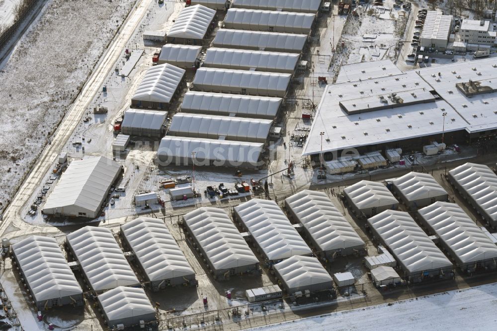 Luftaufnahme Berlin - Winterluftbild Flüchtlingsheim- und Asylunterkunfts- Zeltlager als Behelfsunterkunft Ukraine Ankunftszentrum TXL in Berlin, Deutschland