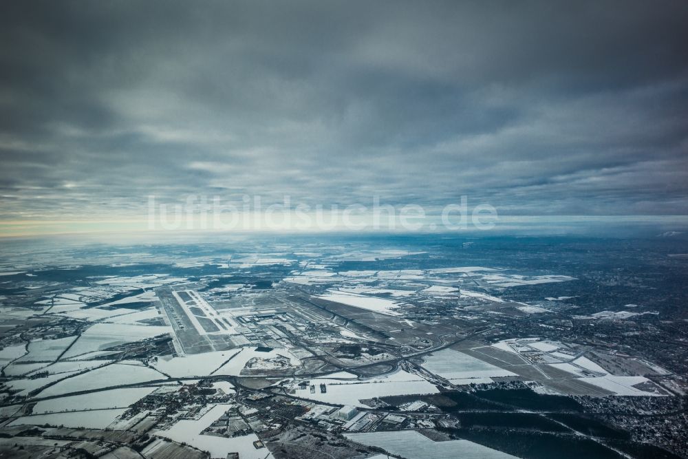 Luftaufnahme Schönefeld - Winterluftbild des Flughafen in Schönefeld (SXF, BER) im Bundesland Brandenburg