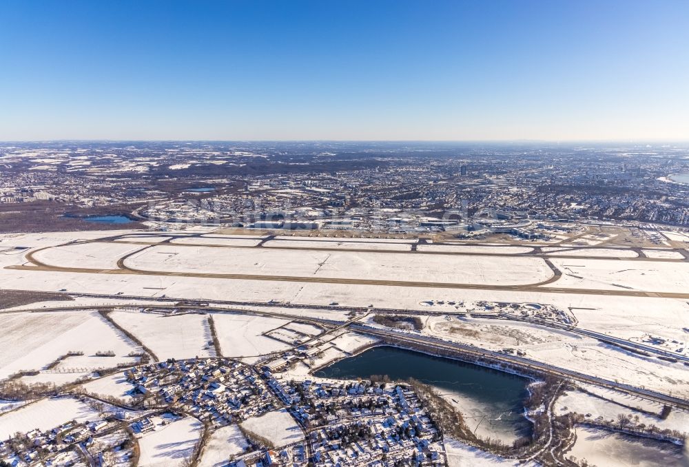 Luftaufnahme Düsseldorf - Winterluftbild Flughafen mit Startbahnen und Landebahnen in Düsseldorf im Bundesland Nordrhein-Westfalen, Deutschland