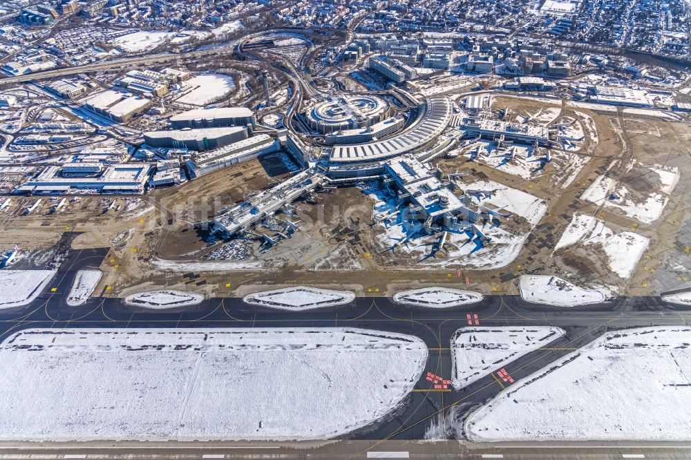 Düsseldorf aus der Vogelperspektive: Winterluftbild Flughafen mit Startbahnen und Landebahnen in Düsseldorf im Bundesland Nordrhein-Westfalen, Deutschland