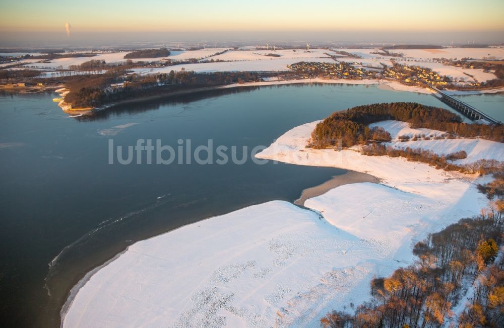 Möhnesee aus der Vogelperspektive: Winterluftbild Fluß - Brückenbauwerk über die Möhne im Ortsteil Delecke in Möhnesee im Bundesland Nordrhein-Westfalen