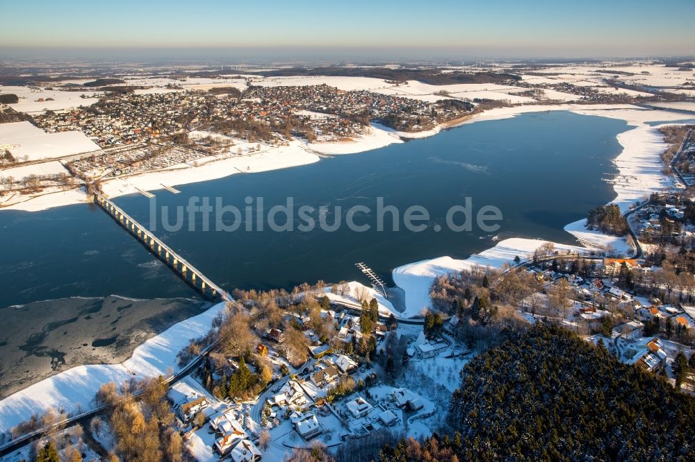 Luftbild Möhnesee - Winterluftbild Fluß - Brückenbauwerk über die Möhne im Ortsteil Körbecke in Möhnesee im Bundesland Nordrhein-Westfalen