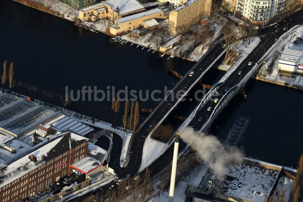 Berlin von oben - Winterluftbild Fluß - Brückenbauwerk Stubenrauchbrücken über die Spree im Ortsteil Bezirk Treptow-Köpenick in Berlin