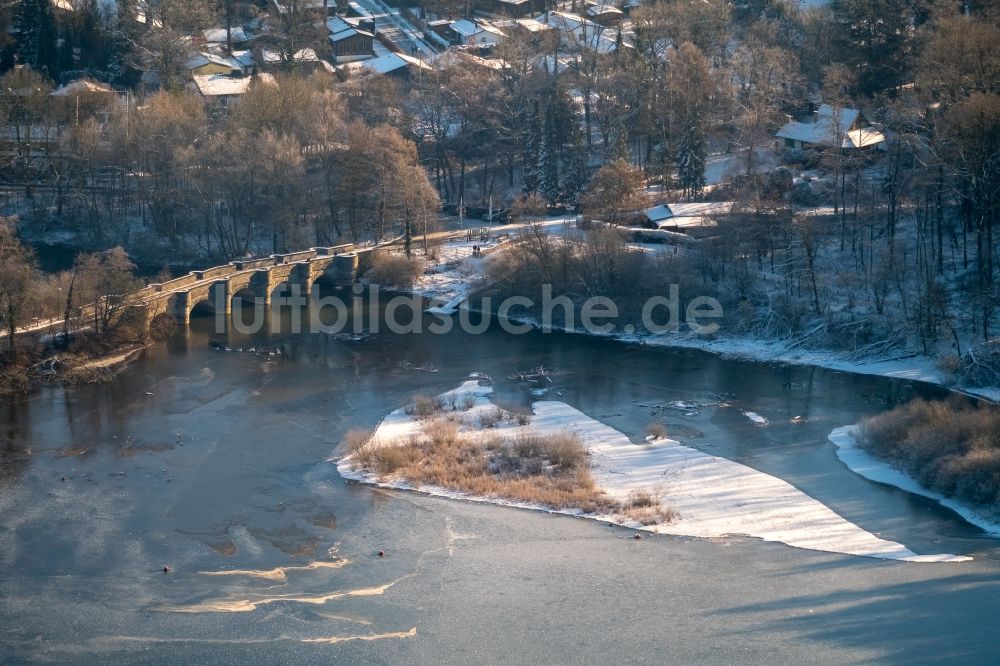 Luftaufnahme Möhnesee - Winterluftbild Fluß - Brückenbauwerk Wameler Brücke über die Möhne im Ortsteil Völlinghausen in Möhnesee im Bundesland Nordrhein-Westfalen