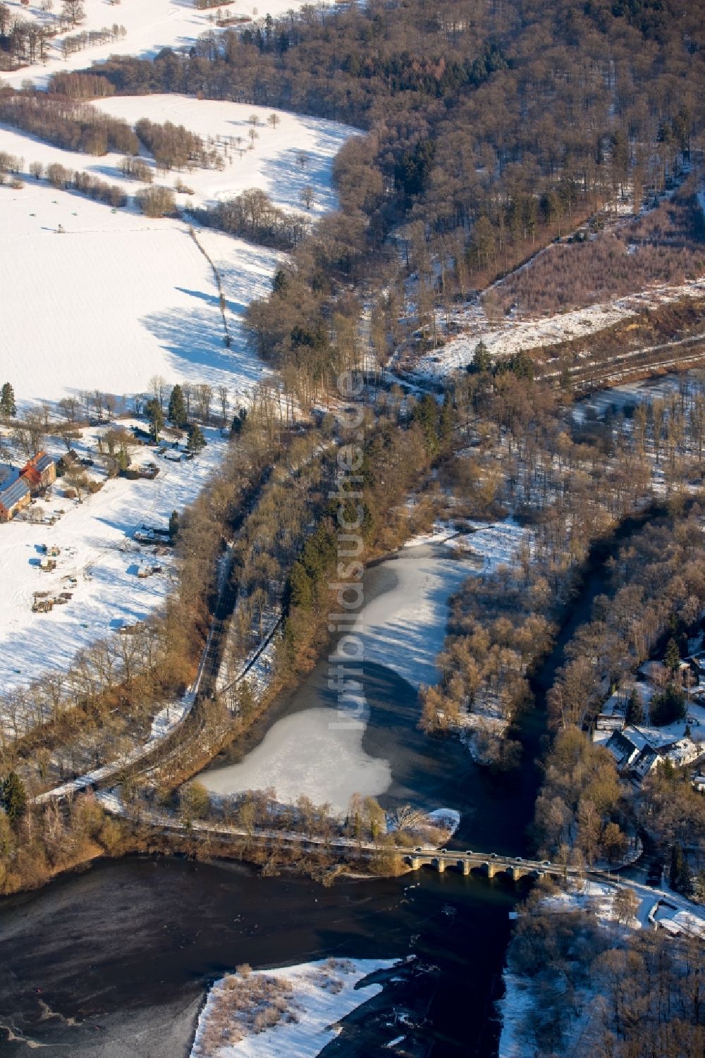 Luftbild Möhnesee - Winterluftbild Fluß - Brückenbauwerk Wameler Brücke über die Möhne im Ortsteil Völlinghausen in Möhnesee im Bundesland Nordrhein-Westfalen