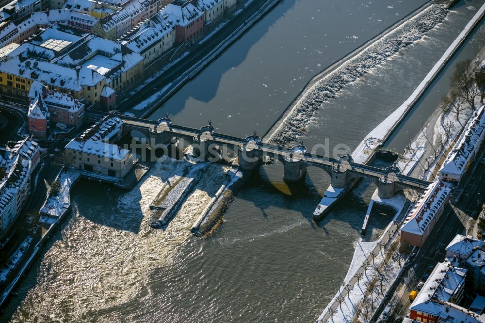 Würzburg aus der Vogelperspektive: Winterluftbild Flußbrücke Alte Mainbrücke in Würzburg im Bundesland Bayern, Deutschland