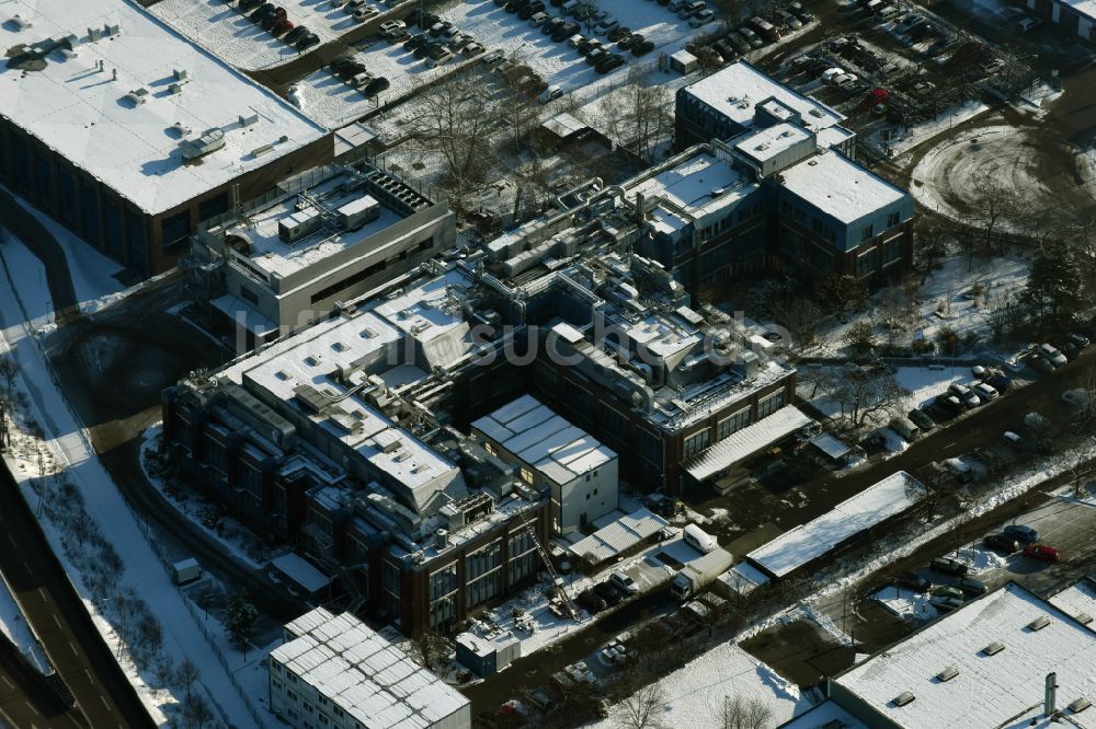 Luftaufnahme Berlin - Winterluftbild Forschungs- Gebäude und Bürokomplex der BIOTRONIK SE & Co. KG in Berlin, Deutschland