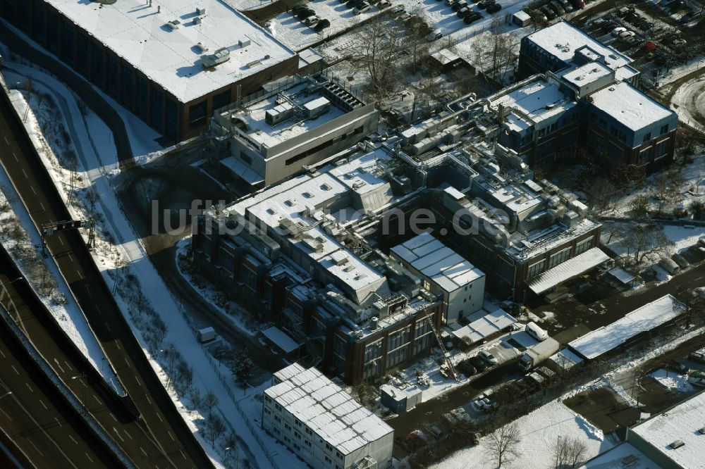 Berlin von oben - Winterluftbild Forschungs- Gebäude und Bürokomplex der BIOTRONIK SE & Co. KG in Berlin, Deutschland