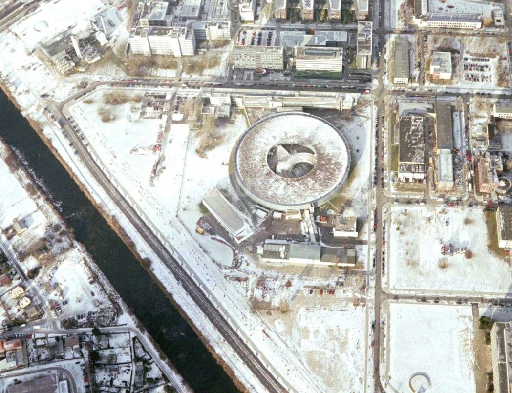 Berlin aus der Vogelperspektive: Winterluftbild Forschungs- Gebäude und Bürokomplex Elektronen- Speicherring BESSY - Synchrotronstrahlungsquelle im Ortsteil Adlershof in Berlin, Deutschland