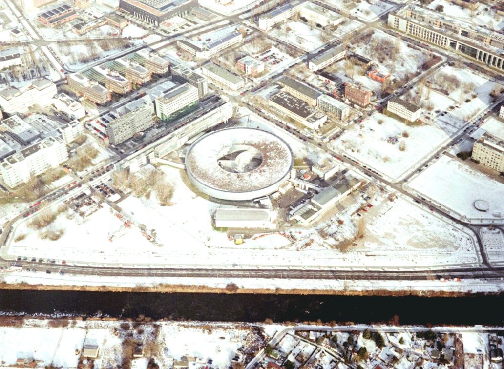 Berlin von oben - Winterluftbild Forschungs- Gebäude und Bürokomplex Elektronen- Speicherring BESSY - Synchrotronstrahlungsquelle im Ortsteil Adlershof in Berlin, Deutschland