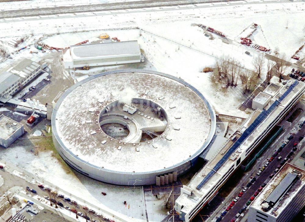 Luftaufnahme Berlin - Winterluftbild Forschungs- Gebäude und Bürokomplex Elektronen- Speicherring BESSY - Synchrotronstrahlungsquelle im Ortsteil Adlershof in Berlin, Deutschland