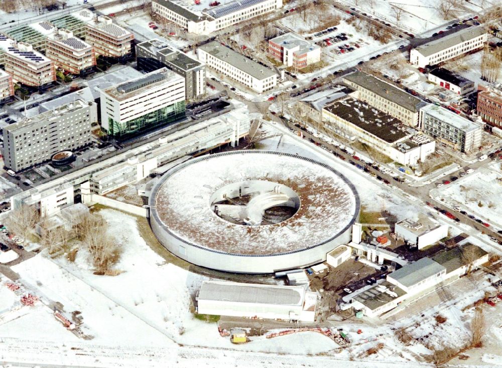 Luftaufnahme Berlin - Winterluftbild Forschungs- Gebäude und Bürokomplex Elektronen- Speicherring BESSY - Synchrotronstrahlungsquelle im Ortsteil Adlershof in Berlin, Deutschland