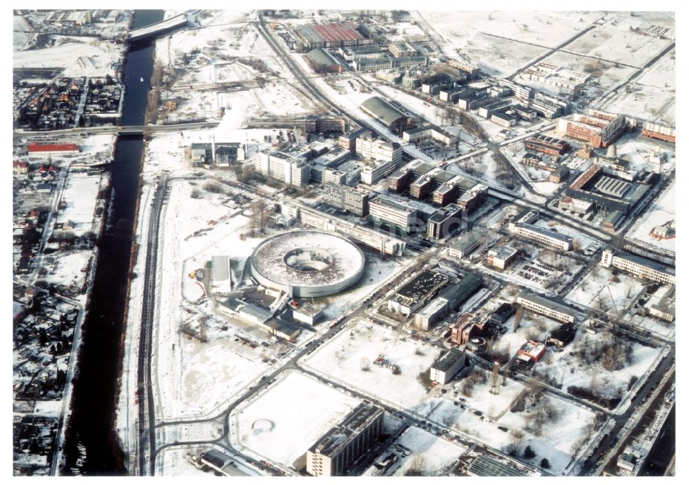 Luftaufnahme Berlin - Winterluftbild Forschungs- Gebäude und Bürokomplex Elektronen- Speicherring BESSY - Synchrotronstrahlungsquelle im Ortsteil Adlershof in Berlin, Deutschland