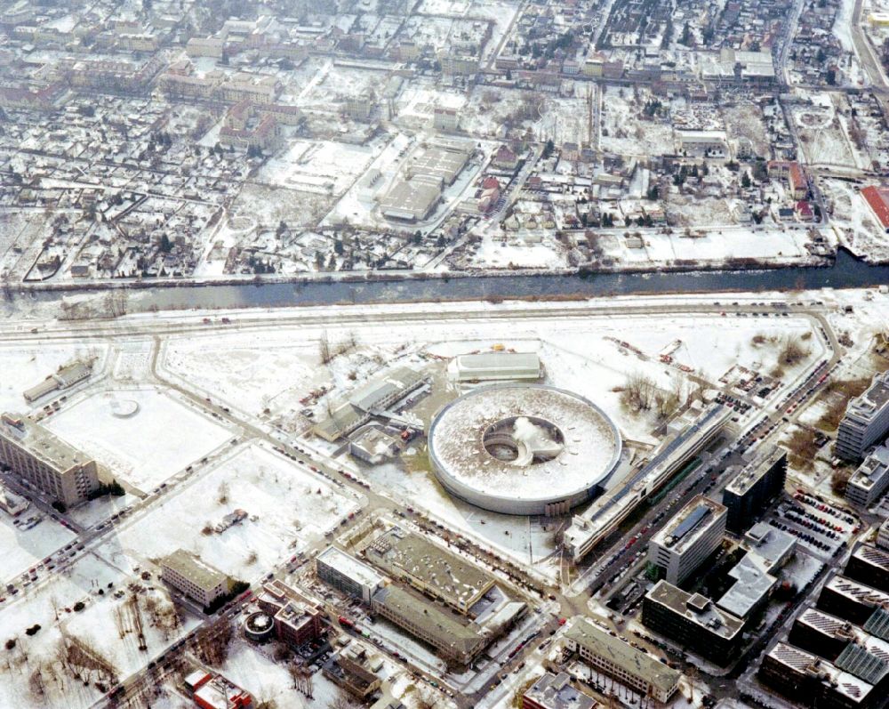 Berlin von oben - Winterluftbild Forschungs- Gebäude und Bürokomplex Elektronen- Speicherring BESSY - Synchrotronstrahlungsquelle im Ortsteil Adlershof in Berlin, Deutschland