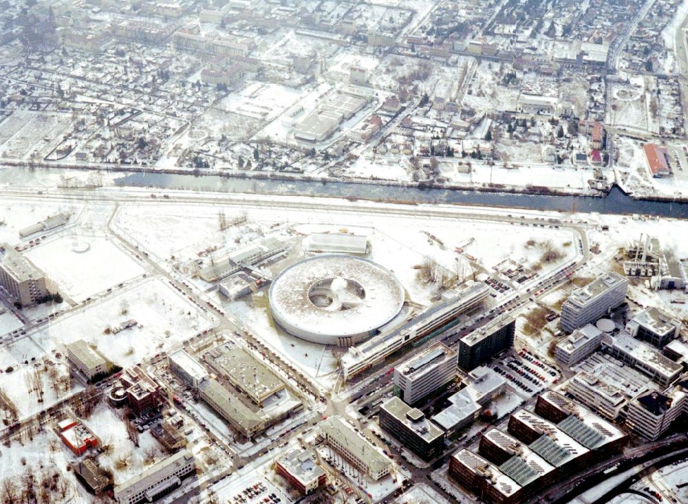 Berlin aus der Vogelperspektive: Winterluftbild Forschungs- Gebäude und Bürokomplex Elektronen- Speicherring BESSY - Synchrotronstrahlungsquelle im Ortsteil Adlershof in Berlin, Deutschland