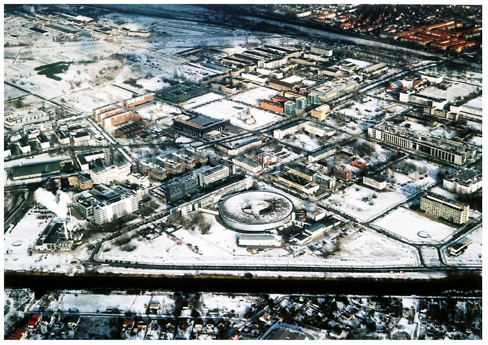 Luftbild Berlin - Winterluftbild Forschungs- Gebäude und Bürokomplex Elektronen- Speicherring BESSY - Synchrotronstrahlungsquelle im Ortsteil Adlershof in Berlin, Deutschland