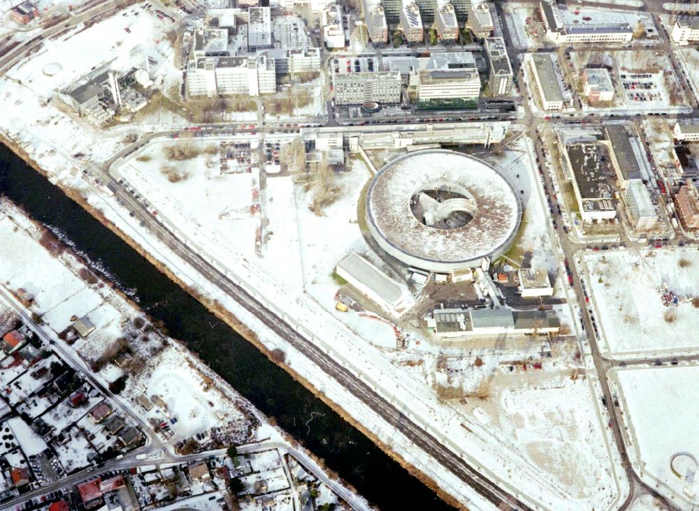 Luftaufnahme Berlin - Winterluftbild Forschungs- Gebäude und Bürokomplex Elektronen- Speicherring BESSY - Synchrotronstrahlungsquelle im Ortsteil Adlershof in Berlin, Deutschland