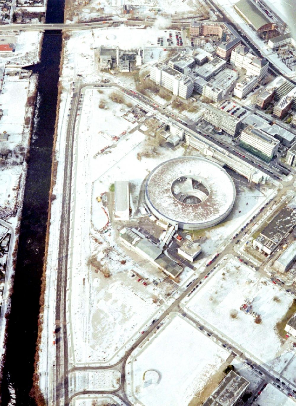 Berlin von oben - Winterluftbild Forschungs- Gebäude und Bürokomplex Elektronen- Speicherring BESSY - Synchrotronstrahlungsquelle im Ortsteil Adlershof in Berlin, Deutschland