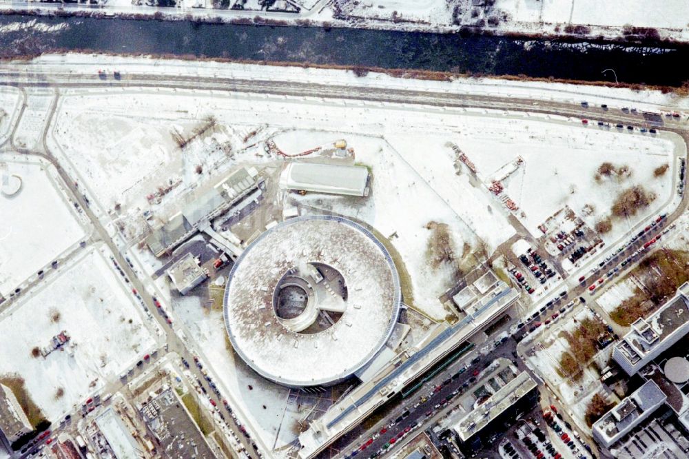 Berlin aus der Vogelperspektive: Winterluftbild Forschungs- Gebäude und Bürokomplex Elektronen- Speicherring BESSY - Synchrotronstrahlungsquelle im Ortsteil Adlershof in Berlin, Deutschland