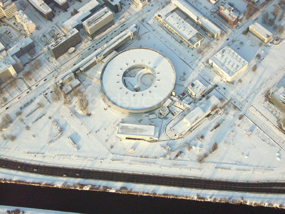 Berlin von oben - Winterluftbild Forschungs- Gebäude und Bürokomplex Elektronen- Speicherring BESSY - Synchrotronstrahlungsquelle im Ortsteil Adlershof in Berlin, Deutschland