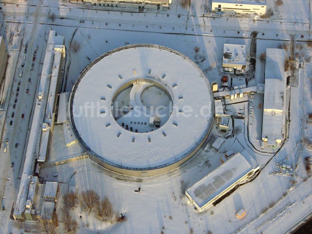 Berlin aus der Vogelperspektive: Winterluftbild Forschungs- Gebäude und Bürokomplex Elektronen- Speicherring BESSY - Synchrotronstrahlungsquelle im Ortsteil Adlershof in Berlin, Deutschland